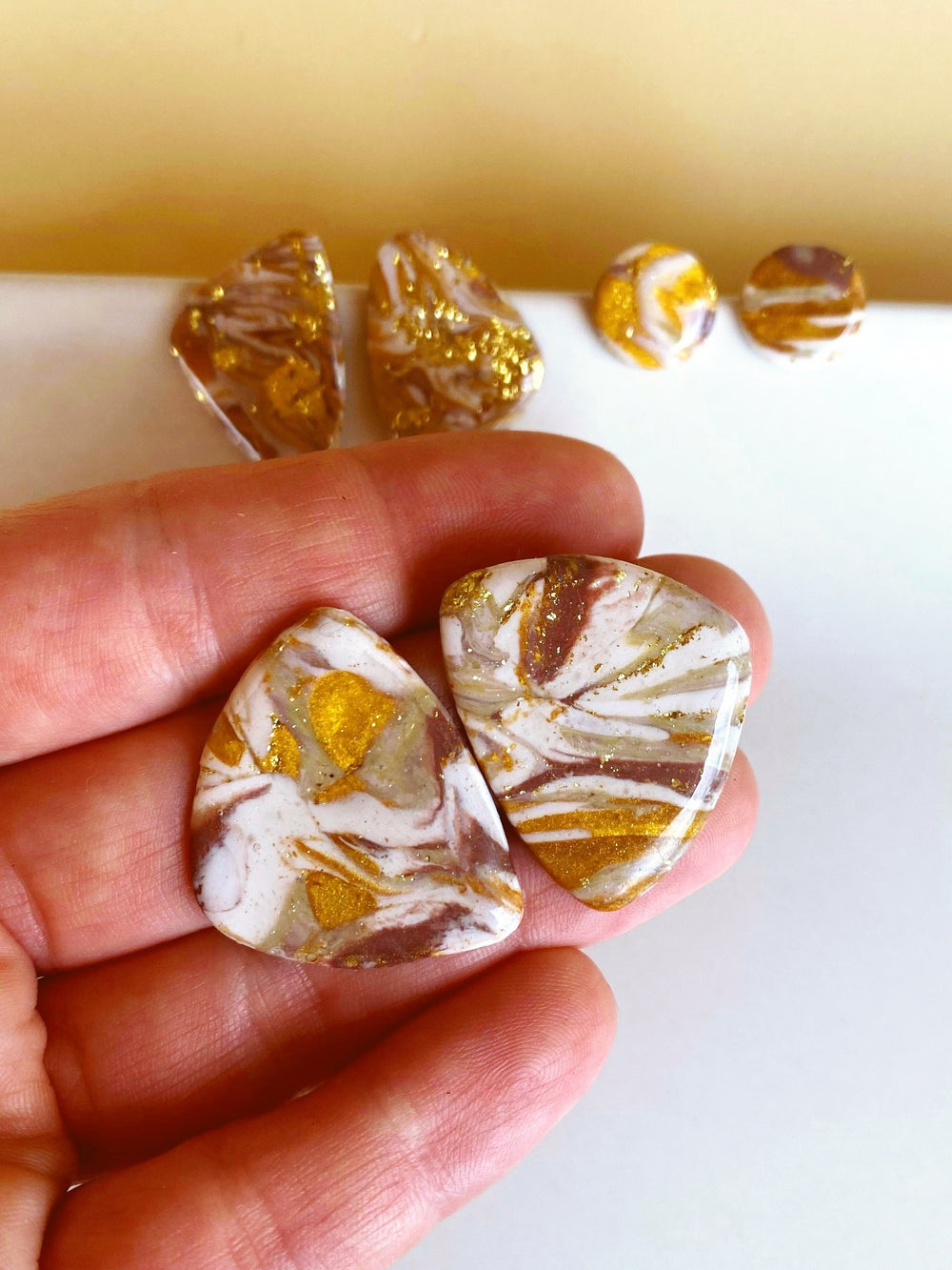 Pendientes boton Verona Gold Capuchino Marble - SIMBARU - Pendientes en arcilla polimerica