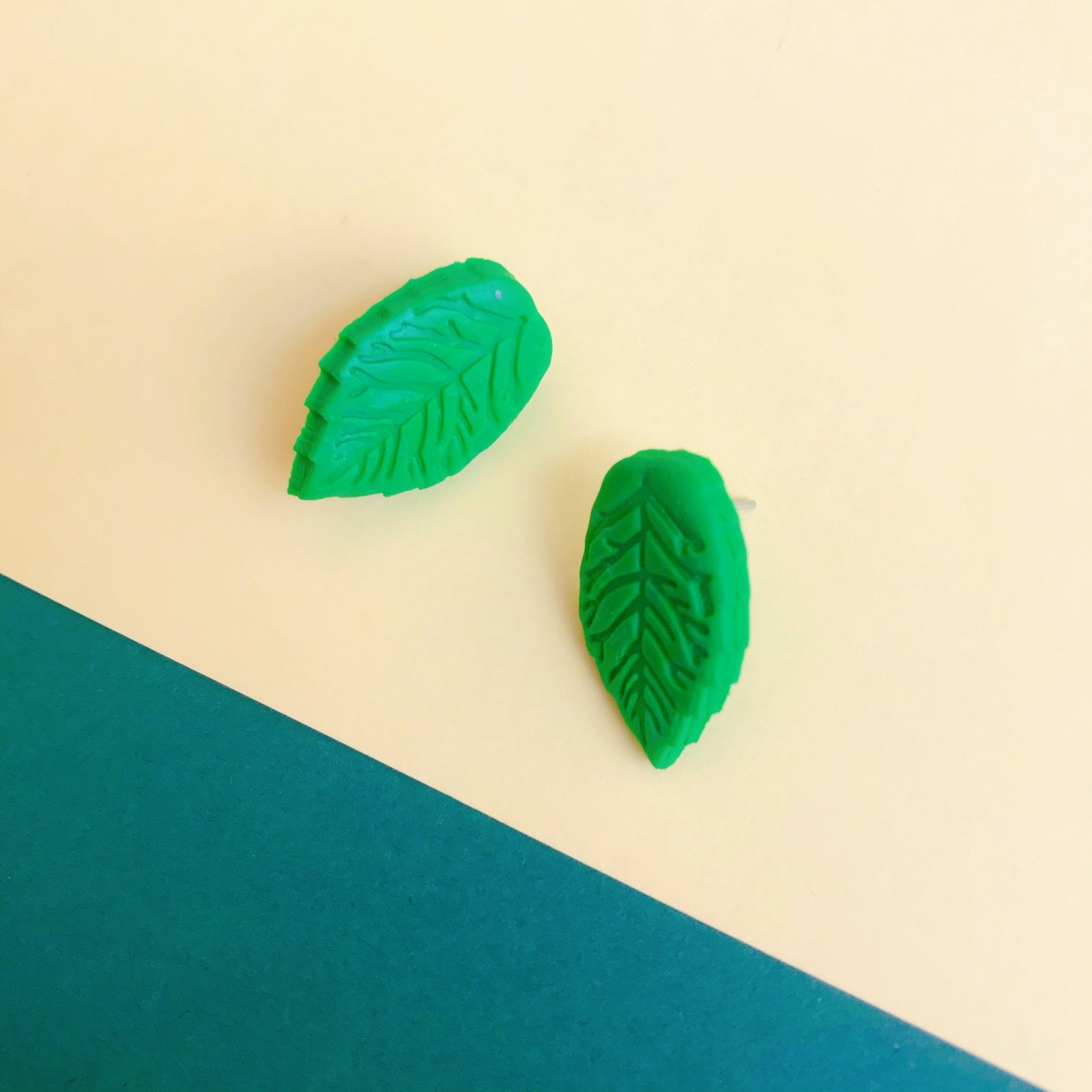Luce un look de frescura con unos originales pendientes de hojas verdes Novedades | MANGALA, Pendientes