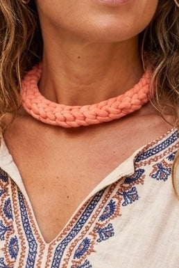 El collar choker: historia, tipos, cómo combinarlo y por qué vuelve a ser tendencia
