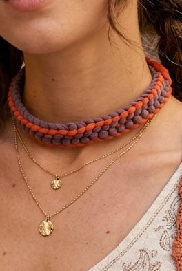 Un toque boho con los collares gargantilla tejidos de Simbaru