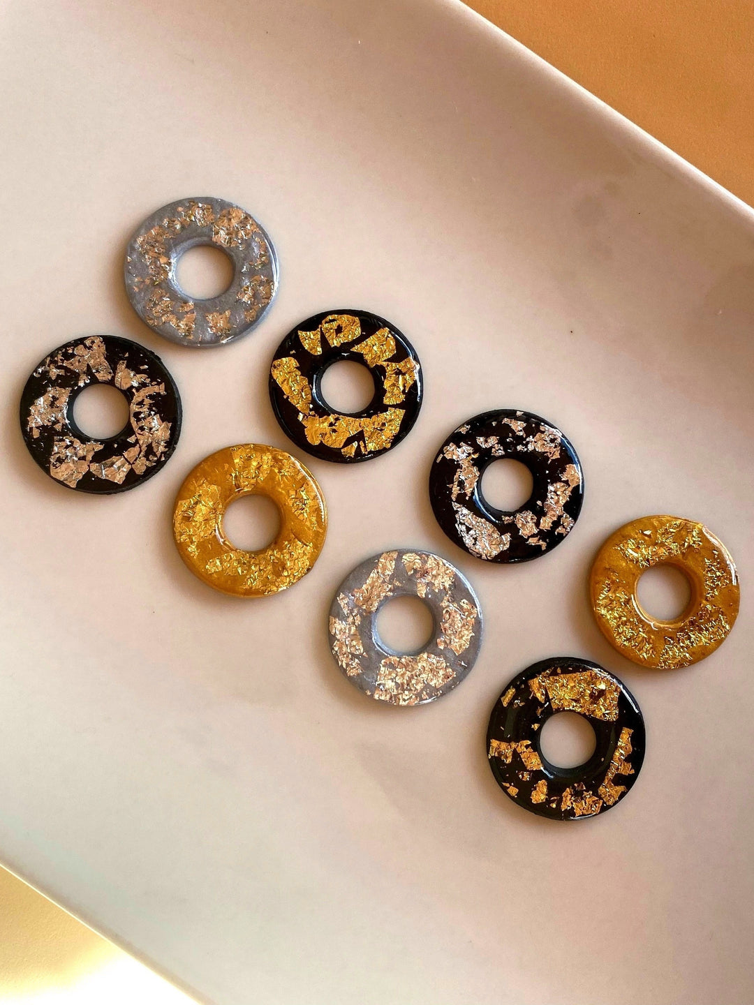 Pendientes boton Yakarta 25 mm Gold Shine negro - SIMBARU - Pendientes en arcilla polimerica