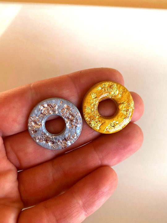 Pendientes boton Yakarta 25 mm Gold Shine - SIMBARU - Pendientes en arcilla polimerica