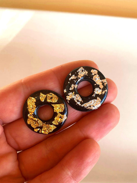 Pendientes boton Yakarta 25 mm Gold Shine negro - SIMBARU - Pendientes en arcilla polimerica