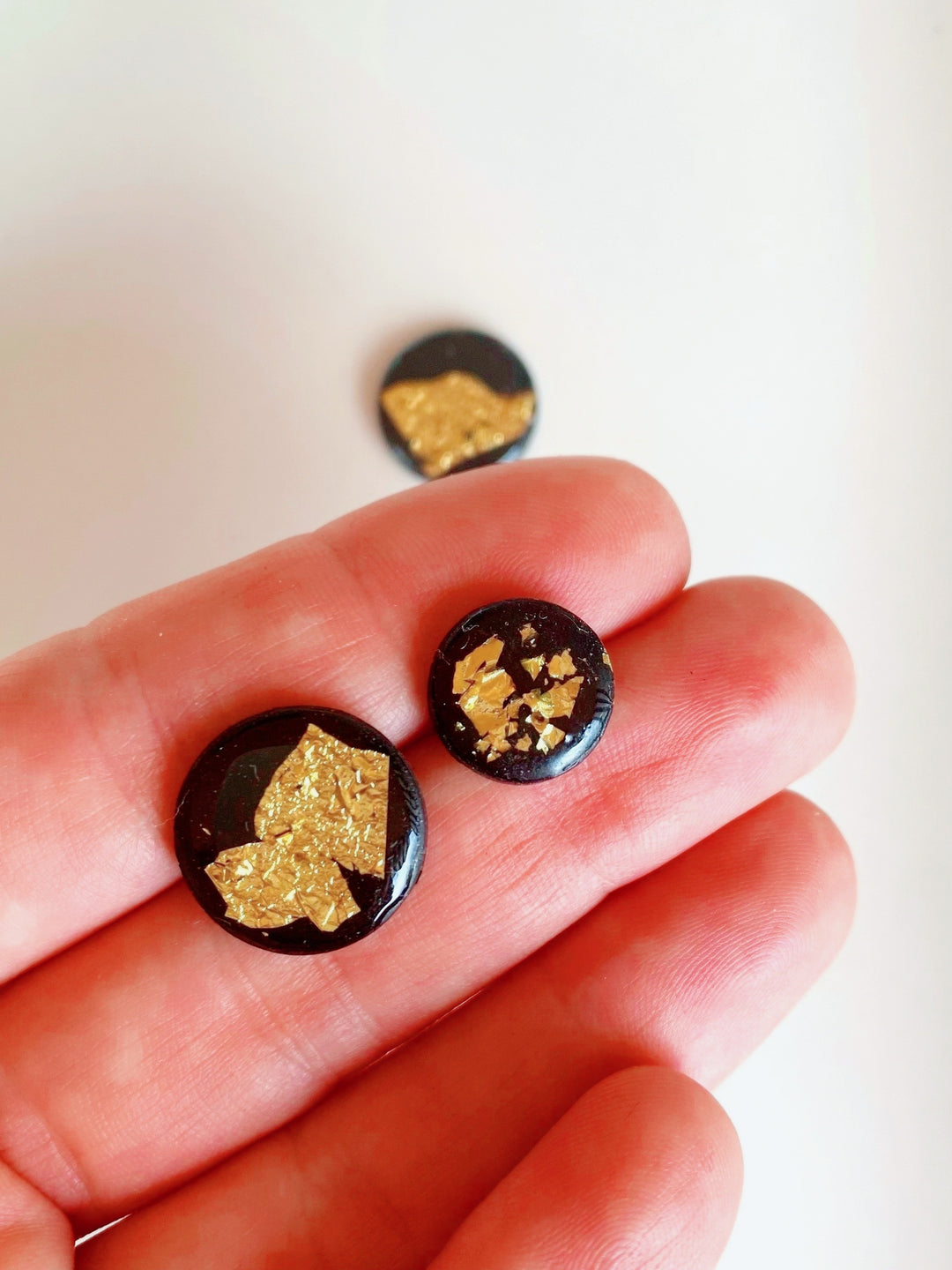 Pendientes boton Viena 16|12|8 mm Gold Shine negro - SIMBARU - Pendientes en arcilla polimerica