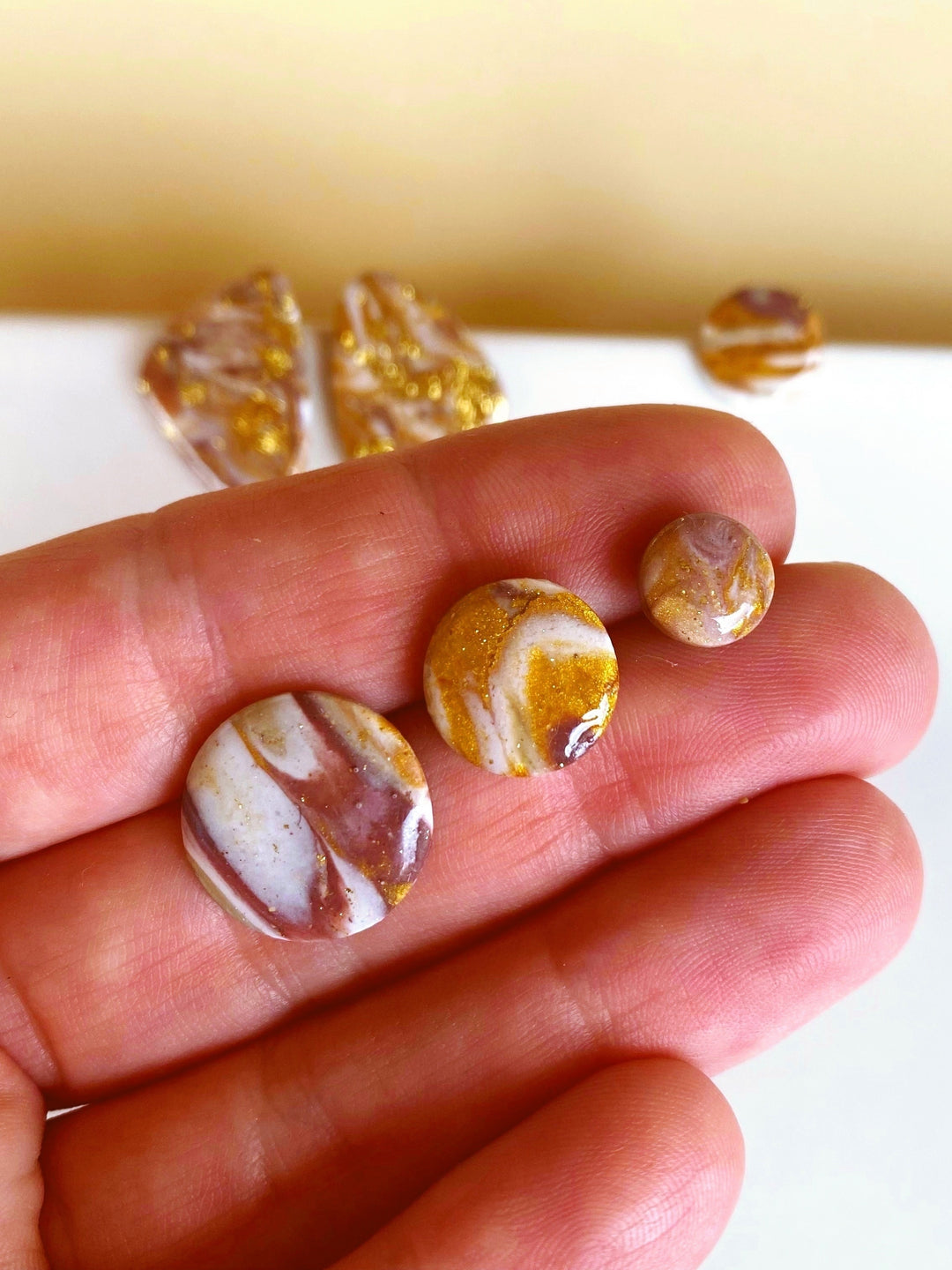 Pendientes boton Viena 16|12|8 mm Gold Capuchino Marble - SIMBARU - Pendientes en arcilla polimerica