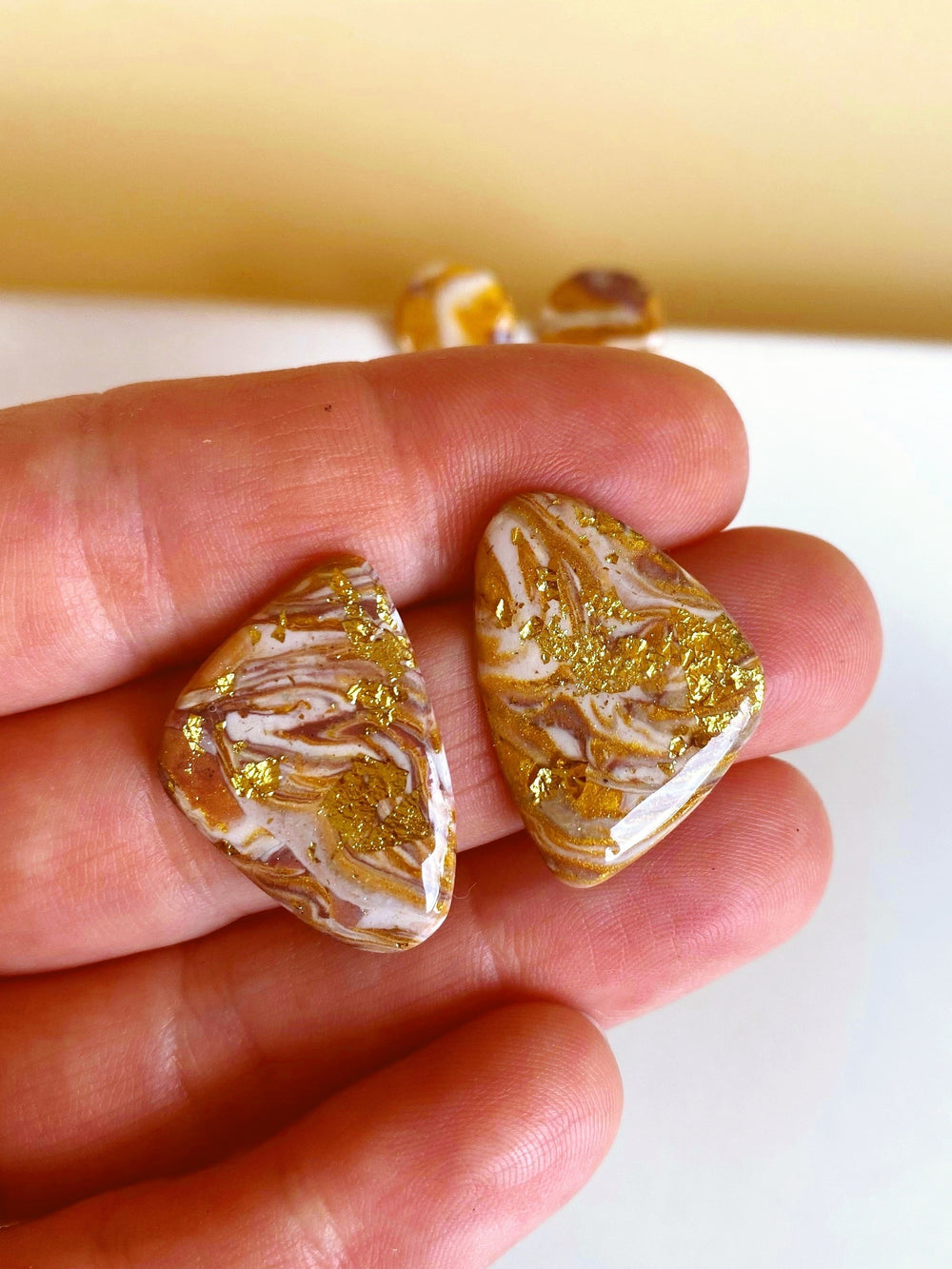Pendientes boton Hagen Gold Capuchino Marble - SIMBARU - Pendientes en arcilla polimerica