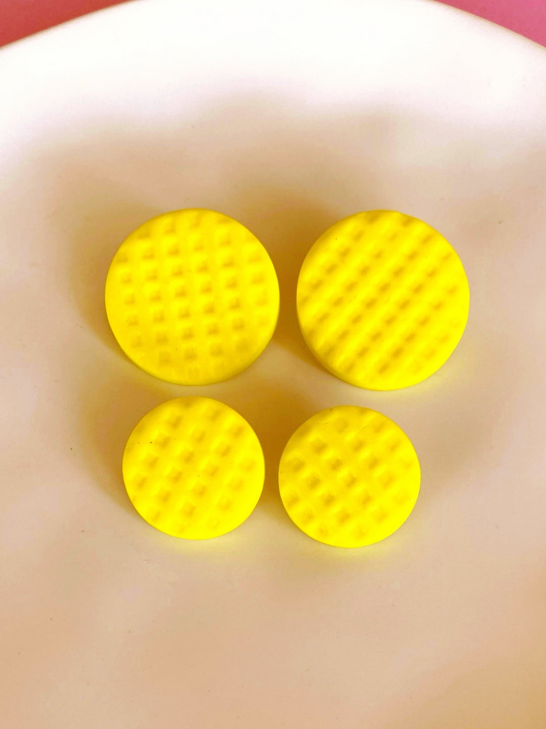 Pendientes boton Viena 33|25 mm Essentials relieve - SIMBARU - Pendientes en arcilla polimerica