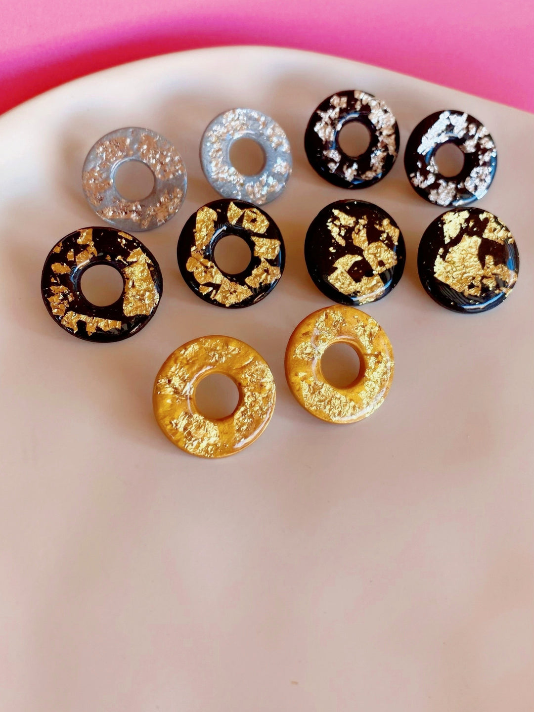 Pendientes boton Viena 25 mm Gold Shine negro - SIMBARU - Pendientes en arcilla polimerica