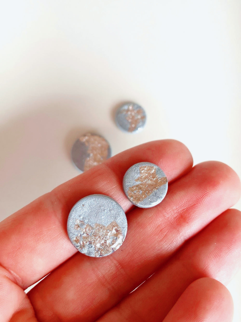 Pendientes boton Viena 16|12|8 mm Silver Shine - SIMBARU - Pendientes en arcilla polimerica