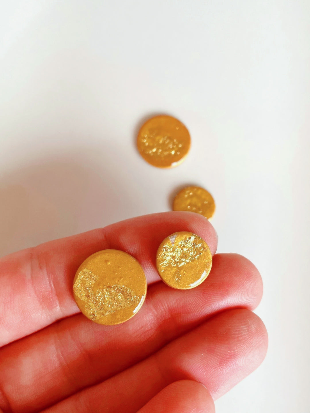 Pendientes boton Viena 16|12|8 mm Gold Shine - SIMBARU - Pendientes en arcilla polimerica